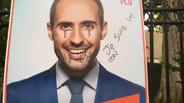 المرشح عن الحزب الليبرالي في تاشرو تعرضت لافتاته للتخريب والتشويه فتقدم بشكوى للشرطة معتبرا هذا العمل منافيا للديمقراطية/راديو كندا