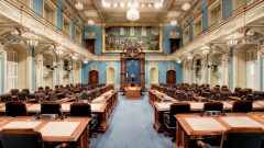 الجمعية العامة برلمان كيبيك وتبدو المقاعد شاغرة بانتظار نتائج الانتخابات/راديو كندا