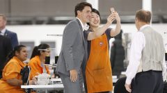عاملة من أصل أسيوي في مصنع "كندا غوز" الجديد في وينيبيغ تلتقط صورة سلفي مع رئيس وزراء البلاد جويتان ترودو حقوق الصورة: La Presse canadienne/John Woods