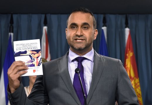 El director ejecutivo del Consejo Nacional de Musulmanes Canadienses presentando la guía a la prensa. THE CANADIAN PRESS/Justin Tang