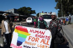 Junior Mayema milite dans les rue Cape Town contre la discrimination.