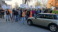 عمّال بناء يقفلون المداخل إلى ورشة العمل في جسر شامبلان في مونتريال/Radio-Canada/Simon-Marc Charron