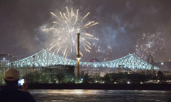 أضواء تفاعليّة وألعاب ناريّة فوق جسر جاك كارتييه/CANADIAN PRESS/Graham Hughes