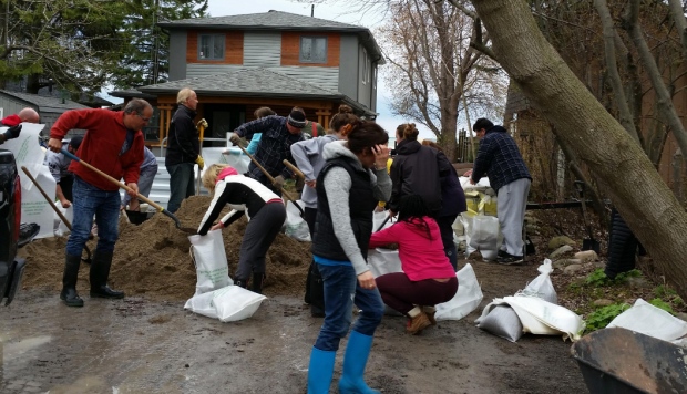 مواطنون في سيدر كرست بيتش في اونتاريو يضعون أكياس الرمل حول منازلهم/ Municipality of Clarington)