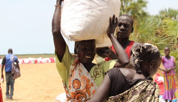 امرأة سودانيّة تحمل كيسا من المواد الغذائيّة/ Stephanie Jenzer/CBC/ هيئة الاذاعة الكنديّة