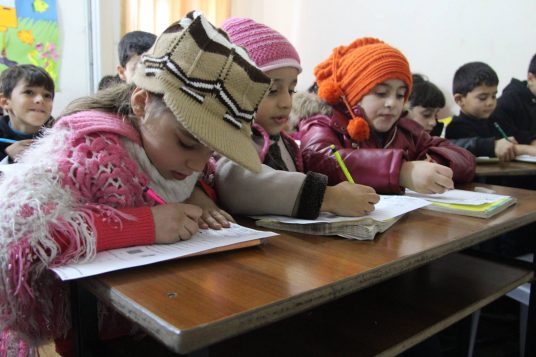 أطفال سوريّون لاجئون يتابعون الدروس في مدرسة السلام في الريحانيّة في تركيّا/ مؤسّسة أطفال سوريّا