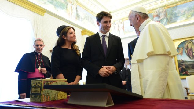 البابا فرنسيس يستقبل رئيس الحكومة الكنديّة جوستان ترودو وزوجته صوفي غريغوار ترودو/ La Presse canadienne/Sean Kilpatrick