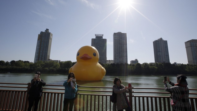 البطّة الصفراء كانت في سيول في كوريا الجنوبيّة في تشرين الأوّل 2014/ La Presse canadienne/AP Photo/Lee Jin-man