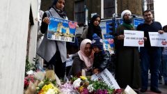 بريطانيّون مسلمون في وقفة عن أرواح ضحايا جسر لندن/Peter Nicholls/Reuters