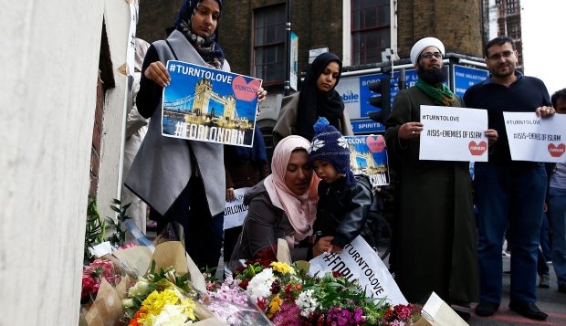 بريطانيّون مسلمون في وقفة عن أرواح ضحايا جسر لندن/Peter Nicholls/Reuters