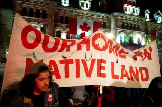 لافتات رفعها المتظاهرون أمام مقرّ البرلمان في اوتاوا/Justin Tang/Canadian Pres