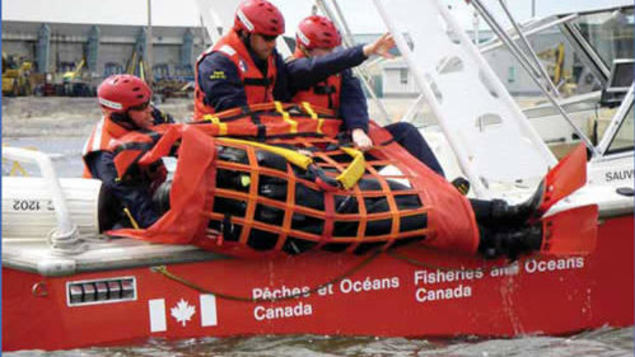 موظّفون في وزارة الصيد والمحيطات الكنديّة في مهمّة إنقاذ/Garde côtière canadienne