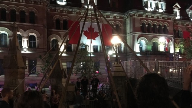 خيمة نصبها المتظاهرون أمام مقرّ البرلمان/Radio-Canada