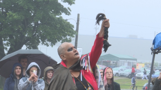 غريزلي ماما زعيمة السكّان الأصليّين حلقت رأسها في رمزا للحداد خلال المظاهرة التي جرت في هليفكس/Anjuli Patil/CBC/ هيئة الاذاعة الكنديّة