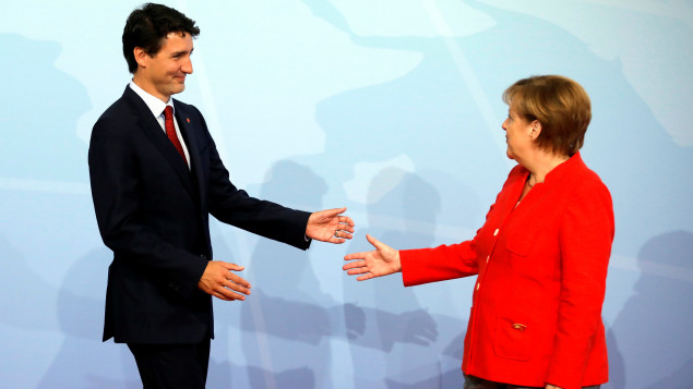 المستشارة الألمانيّة انغيلا ميركل ورئيس الحكومة الكنديّة جوستان ترودو في هامبورغ في 07-07-2017/ Reuters/Carlos Barria