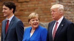 من اليمين: الرئيس الأمكيركي دونالد ترامب والمستشارة الالمانيّة انغيلا ميركل ورئيس الحكومة الكنديّة جوستان ترودو/Jonathan Ernst/Reuters)