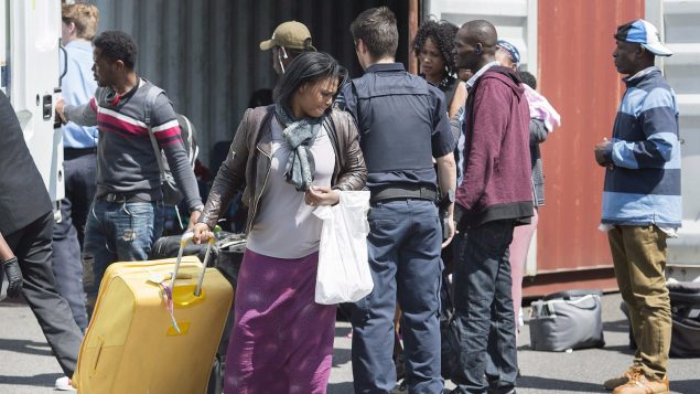 طالبو لجوء هايتيون عند معبر لاكول الحدودي جنوب مونتريال/Graham Hughes/CP