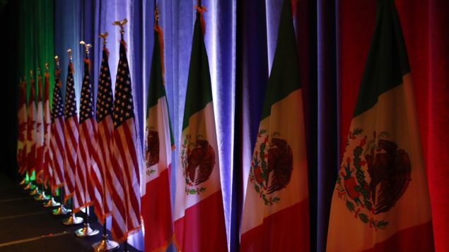 أعلام كندا والولايات المتّحدة والمكسيك الدول الثلاث الموقّعة على اتّفاق التبادل التجاريّ الحرّ نافتا/Jacquelyn Martin/CP
