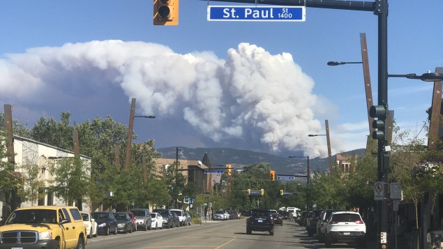 حرائق الغابات خارج مدينة كيلونا/ Radio-Canada/Brady Strachan