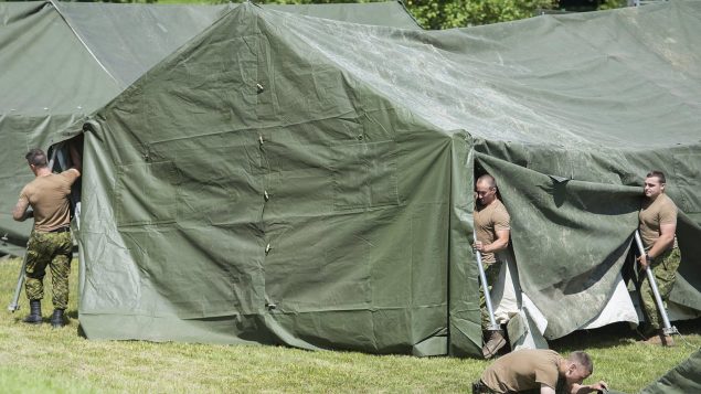 جنود كنديّون ينصبون الخيم عند معبر لاكول الحدودي جنوب مونتريال/Graham Hughes/PC
