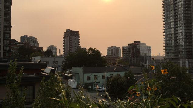 سماء ملبّدة بسبب حرائق الغابات في مدينة نيووستمنستر في بريتيش كولومبيا/Stephanie Mercier/CBC/هيئة الاذاعة الكنديّة
