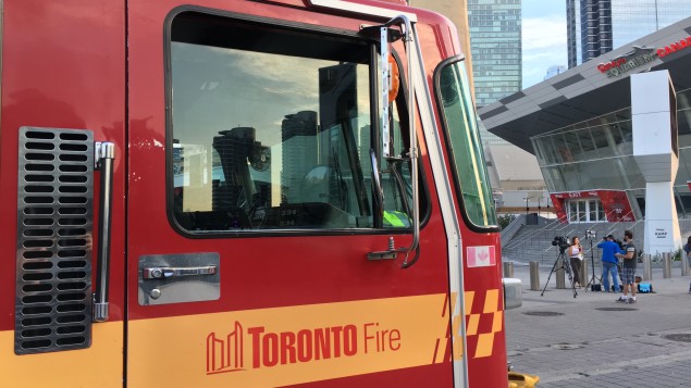 عناصر الاطفاء أمام برج سي أن في تورونتو/Radio-Canada/Michel Bolduc