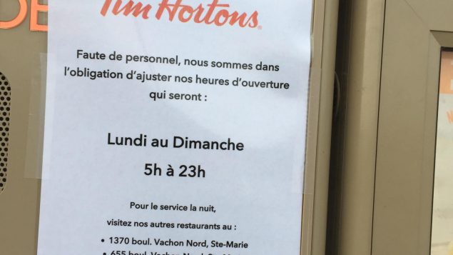 إعلان نشرته شبكة مطاعم تيم هورتونز تشير فيه إلى تقليص ساعات عمل المطعم/Radio-Canada