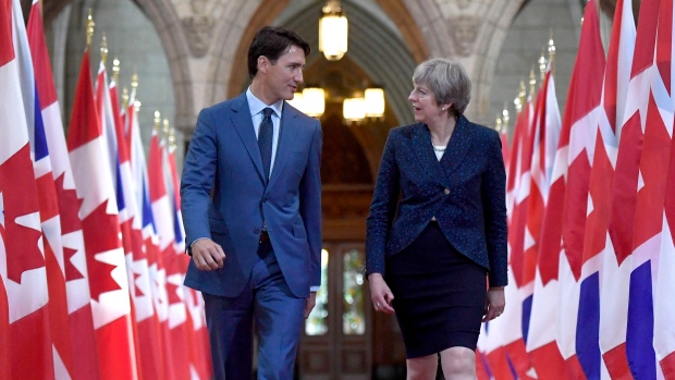 رئيس الحكومة الكنديّة جوستان ترودو مستقبلا في اوتاوا رئيسة وزراء بريطانيا تيريزا ماي/Justin Tang/Canadian Press