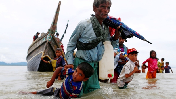 نازحون من الروهينغا يغادرون ميانمار نحو بنغلادش/Danish Siddiqui/Reuters