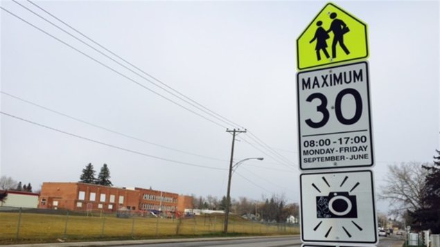 إشارة سير تحدّد السرعة القصوى في منطقة مدرسيّة/ Radio-Canada/Pascale Bouchard