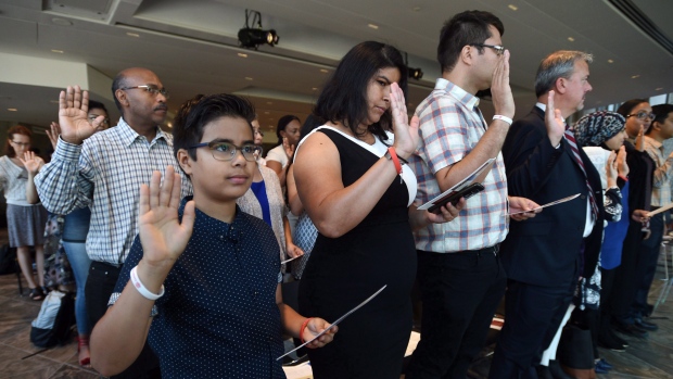 مجموعة من الكنديّين الجدد خلال مراسم الحصول على الجنسيّة في اوتاوا/Sean Kilpatrick/CP