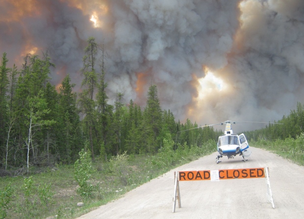 حريق غابات اندلع في يلونايف في أقاليم الشمال الغربيّة عام 2014/Government of the Northwest Territories)