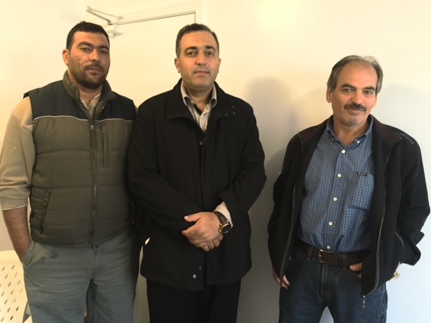 من اليسار: أحمد المسالمة والد أحد التلاميذ والدكتور لؤي الرفاعي مؤسّس المدرسة، ومأمون مسلمة مديرها/Aya Al-Hakim/CBC