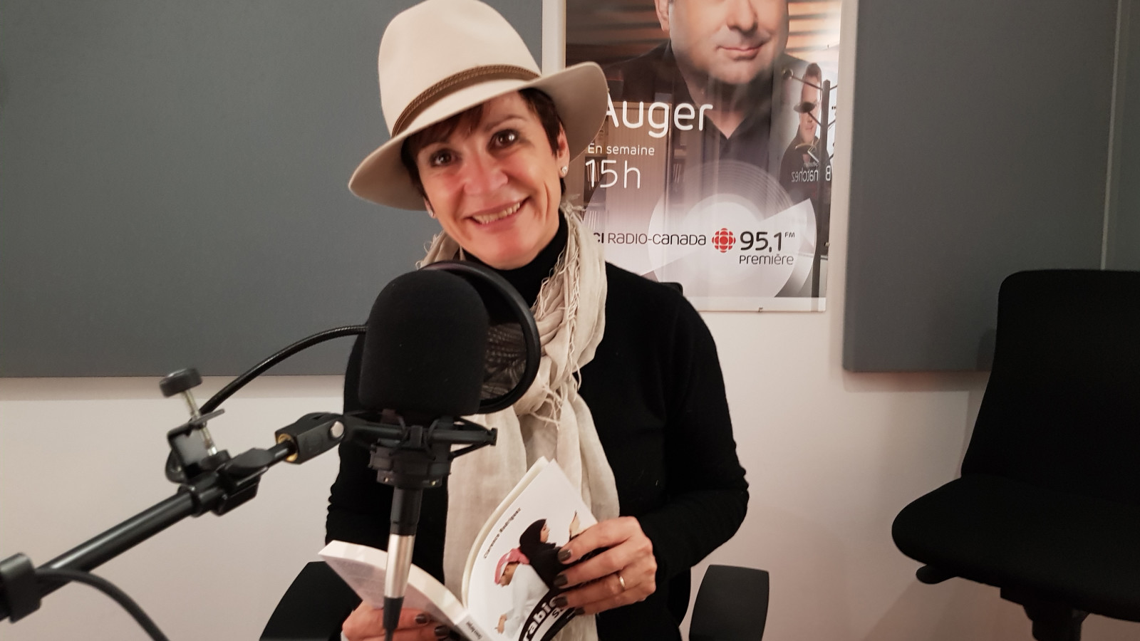 الصحافيّة الفرنسيّة كلارانس رودريغيز في استديو راديو كندا/ Radio-Canada