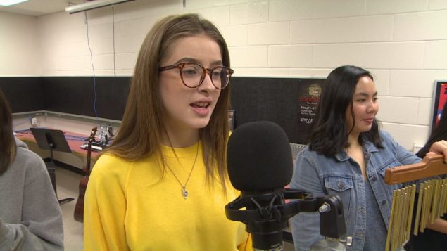 تلاميذ في مدرسة تيك فوك في مانيتوبا ينشدون النشيد الكندي/ Radio-Canada/Jeff Stapleton