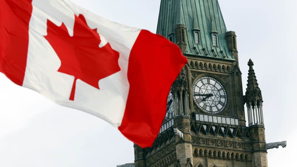 علم كندا يرفرف فوق مقرّ البرلمان في اوتاوا/Reuters/Blair Gable