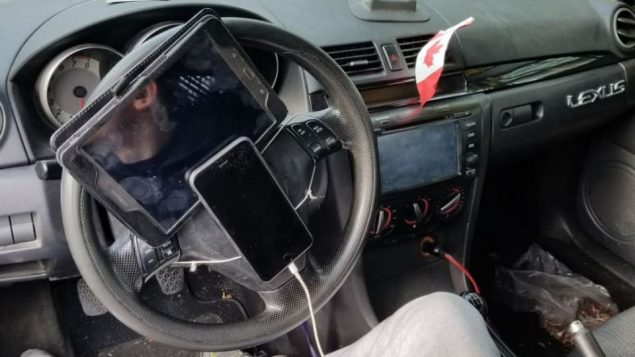 سائق ربط هاتفه الخليوي على مقود السيّارة/ Police de Vancouver