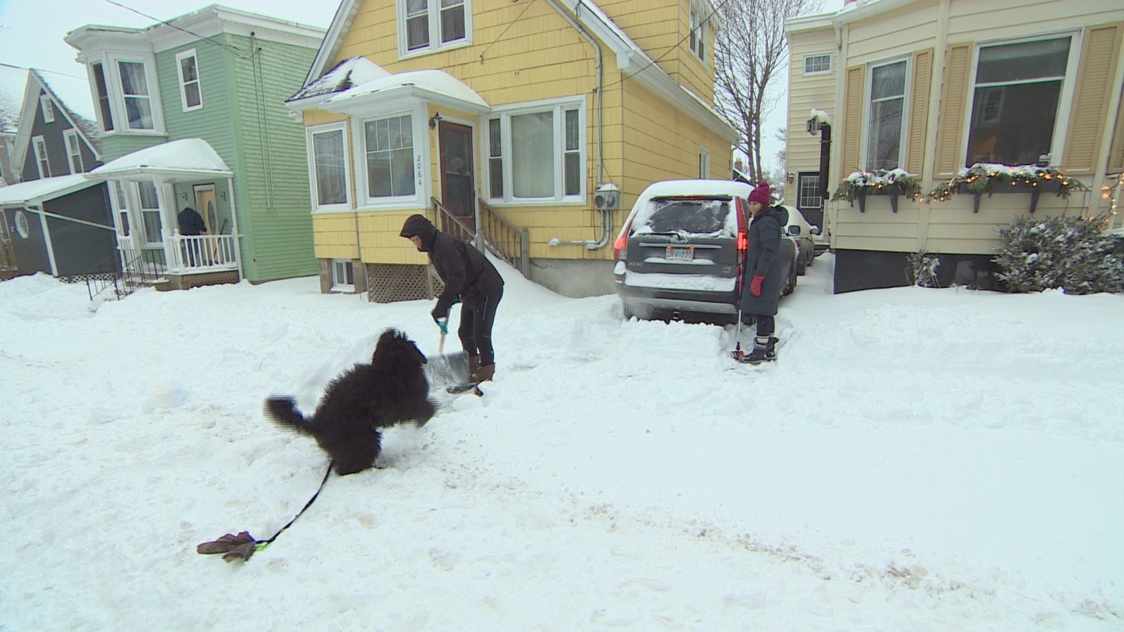 كنديّون يجرفون الثلوج من مداخل منازلهم في مدينة هاليفكس/ Radio-Canada