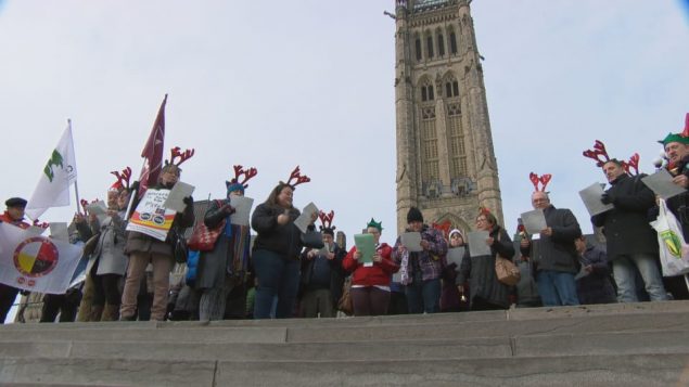 مظاهرة احتجاج على هضبة البرلمان ضدّ نظام دفع الرواتب الالكتروني/Radio-Canada
