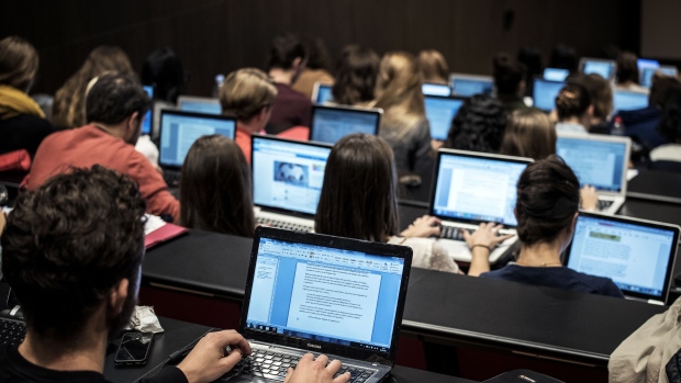 طلاّب يتابعون الدراسة عبر أجهزة الكومبيوتر/Getty Images