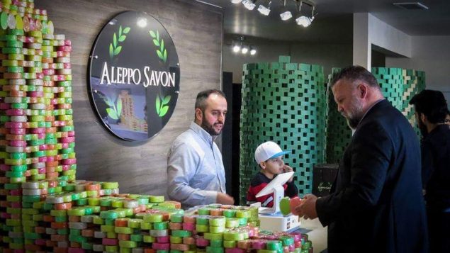 زبائن في محلاّت صابون حلب في كالغاري/عبد الفتّاح صابوني