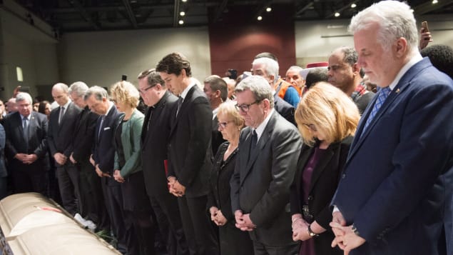 رسميّون ومواطنون عاديّون في مراسم دفن ضحايا الاعتداء على مسجد كيبيك الكبير في 03-02-2017/Paul Chiasson/PC