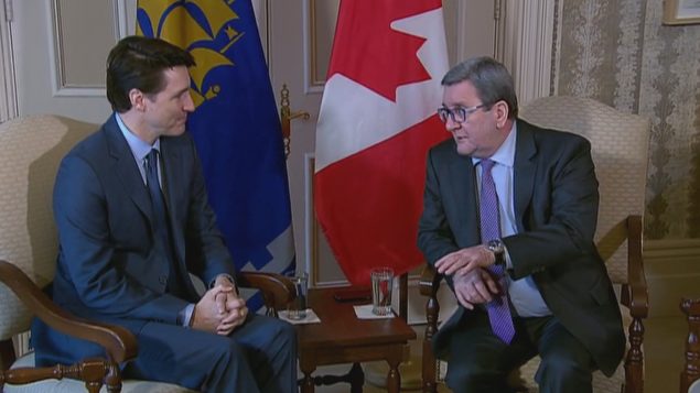 رئيس الحكومة الكنديّة جوستان ترودو (إلى اليسار) وعمدة كيبيك ريجيس لابةم/ Veronica Lê Huu/Radio-Canada