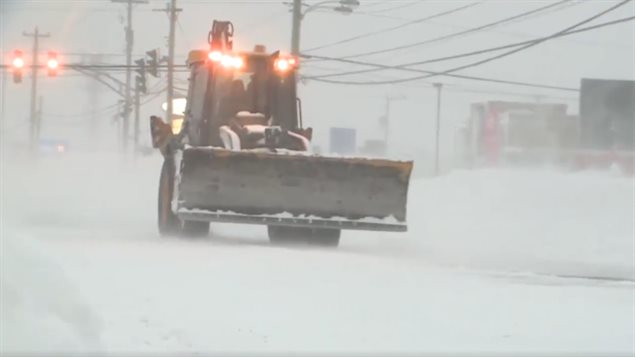جرّافة تعمل على إزالة الثلج من إحدى الطرقات/هيئة الاذاعة الكنديّة/ Chris Ensing/CBC
