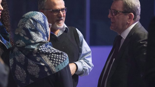 محمّد لعبيدي رئيس المركز الثقافي الاسلامي في كيبيك (إلى اليسار) وعمدة كيبيك ريجيس لابوم في 28-01-2017/ CP/Jacques Boissinot