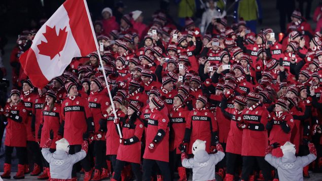 فريق الرياضيّين الكنديّين في حفل افتتاح الألعاب الأولمبيّة في بيونغ تشانغ/THE CANADIAN PRESS/HO-COC, Jason Ransom