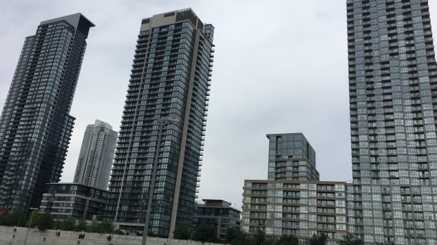 مبان سكنيّة في الوسط التجاري لمدينة تورونتو/Radio-Canada/Julie-Anne Lamoureux