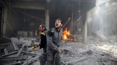 عناصر من الدفاع الوطني لإطفاء النار في دوما/راديو كندا