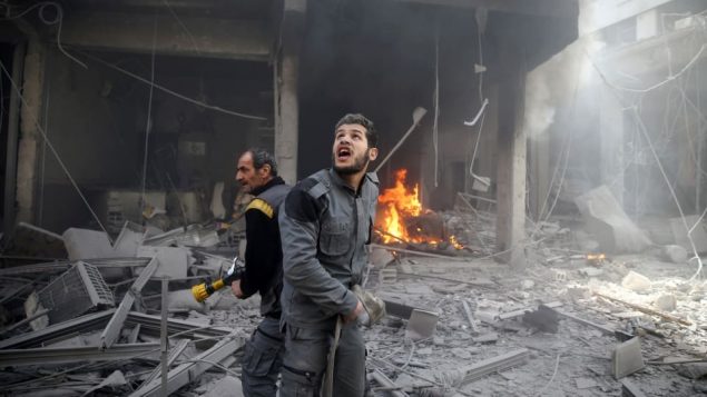 عناصر من الدفاع الوطني لإطفاء النار في دوما/راديو كندا