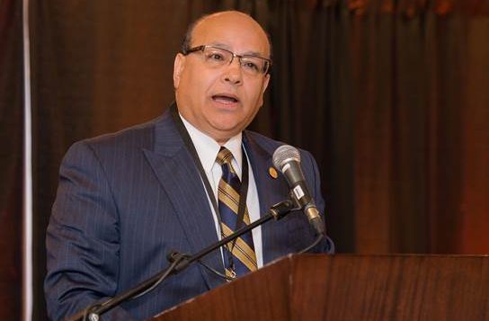 مايك تيماني يتحدّث بعد تسلّمه جائزة المجلس المتعدّد الثقافات في نيوبرنزويك/مايك تيماني
